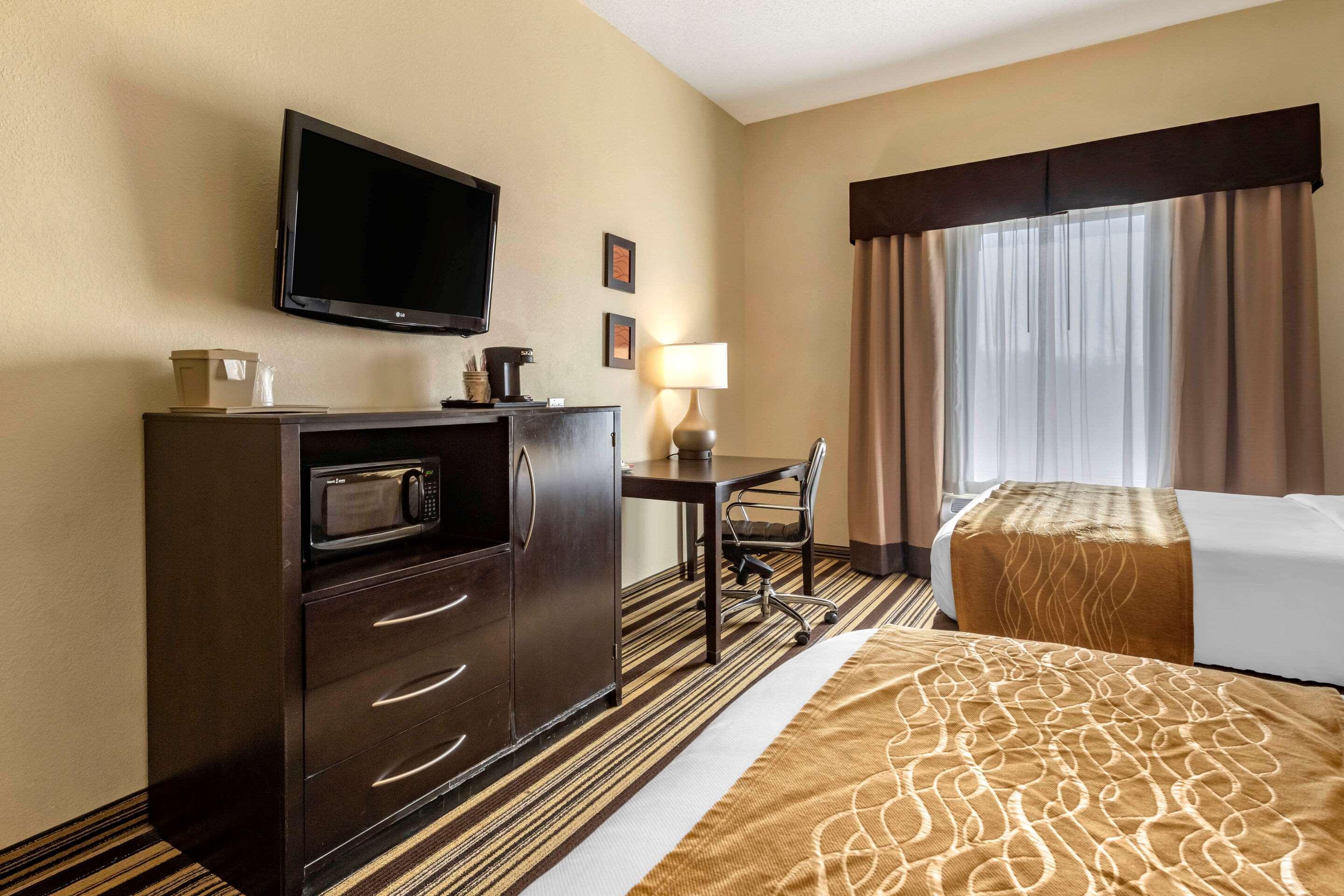 Comfort Inn & Suites Triadelphia Exterior photo