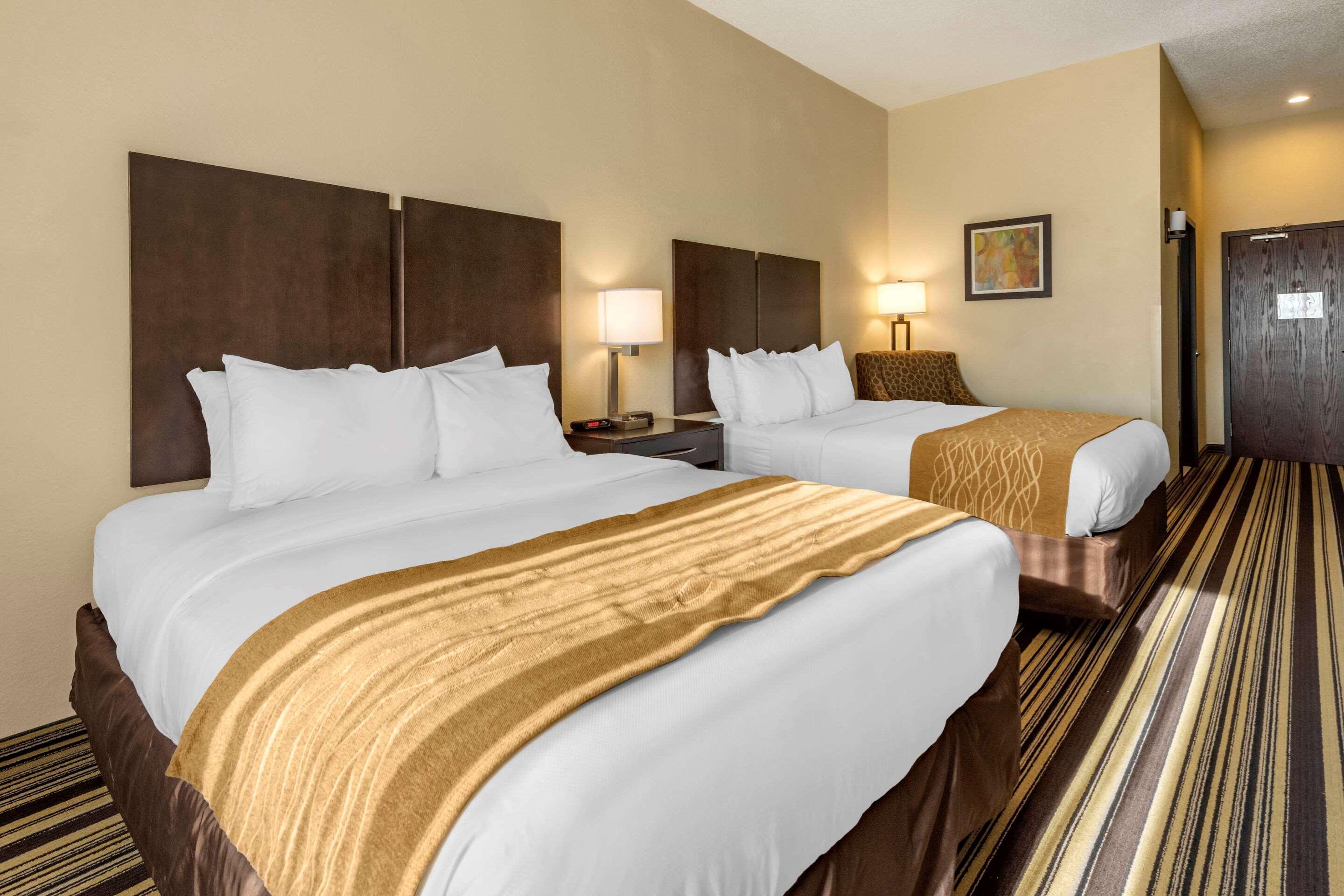 Comfort Inn & Suites Triadelphia Exterior photo
