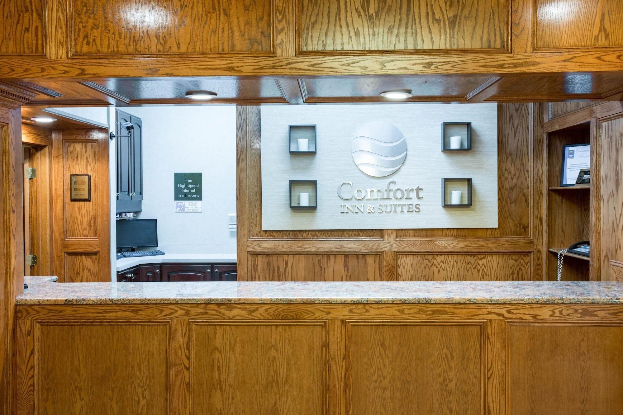 Comfort Inn & Suites Triadelphia Exterior photo