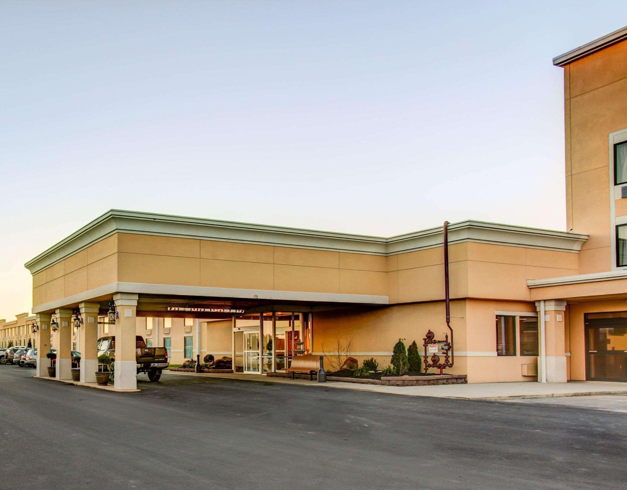 Comfort Inn & Suites Triadelphia Exterior photo