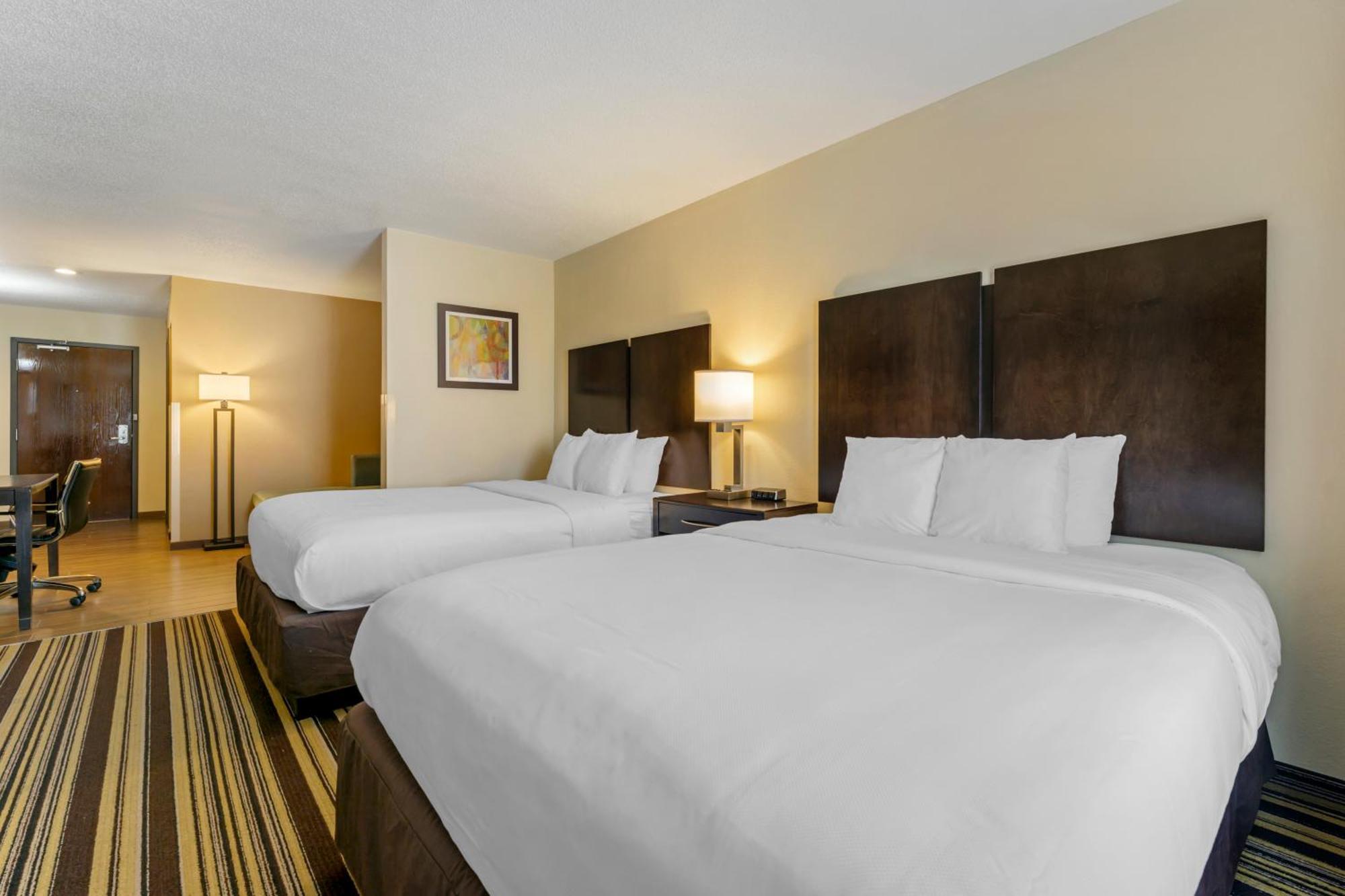 Comfort Inn & Suites Triadelphia Exterior photo