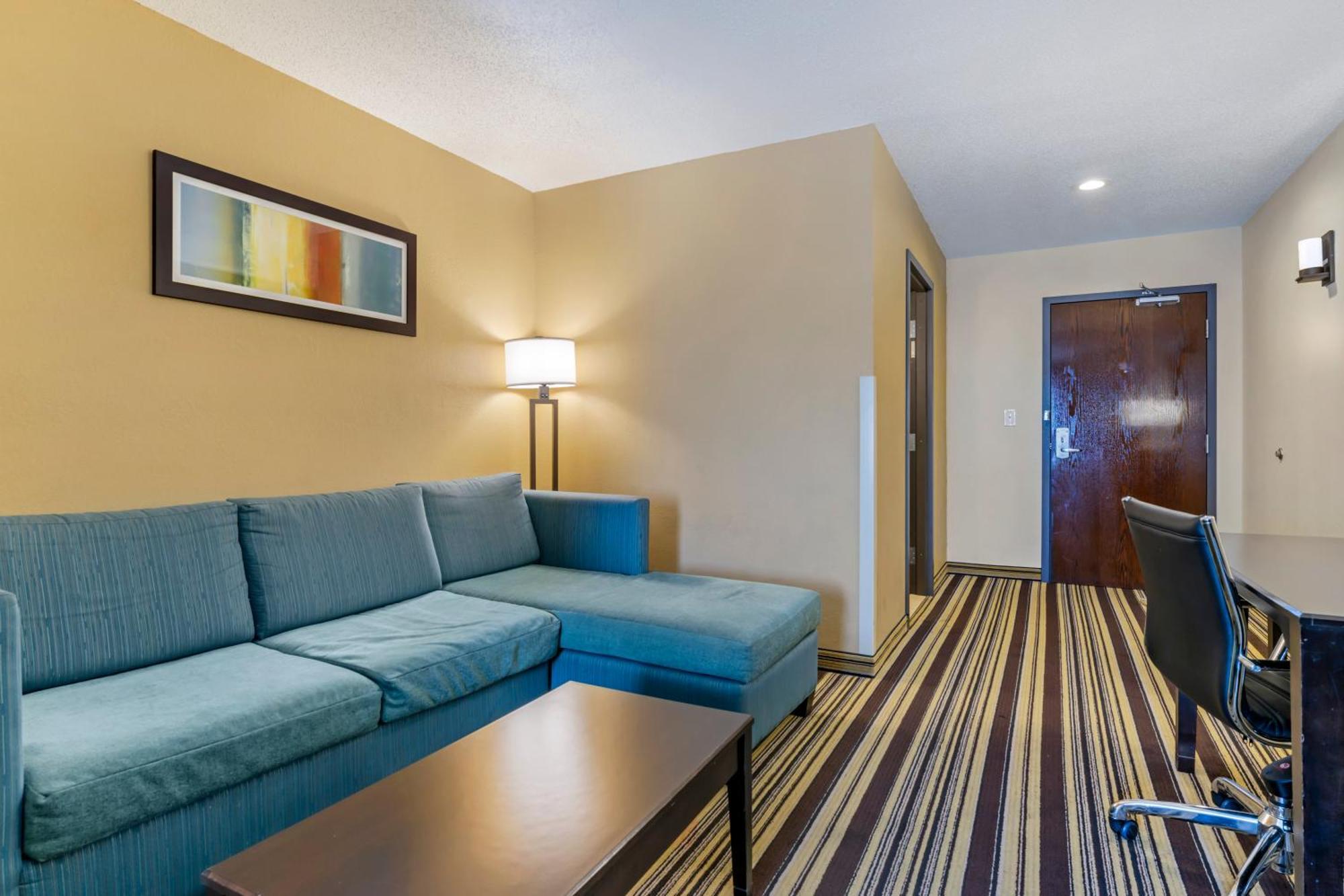 Comfort Inn & Suites Triadelphia Exterior photo