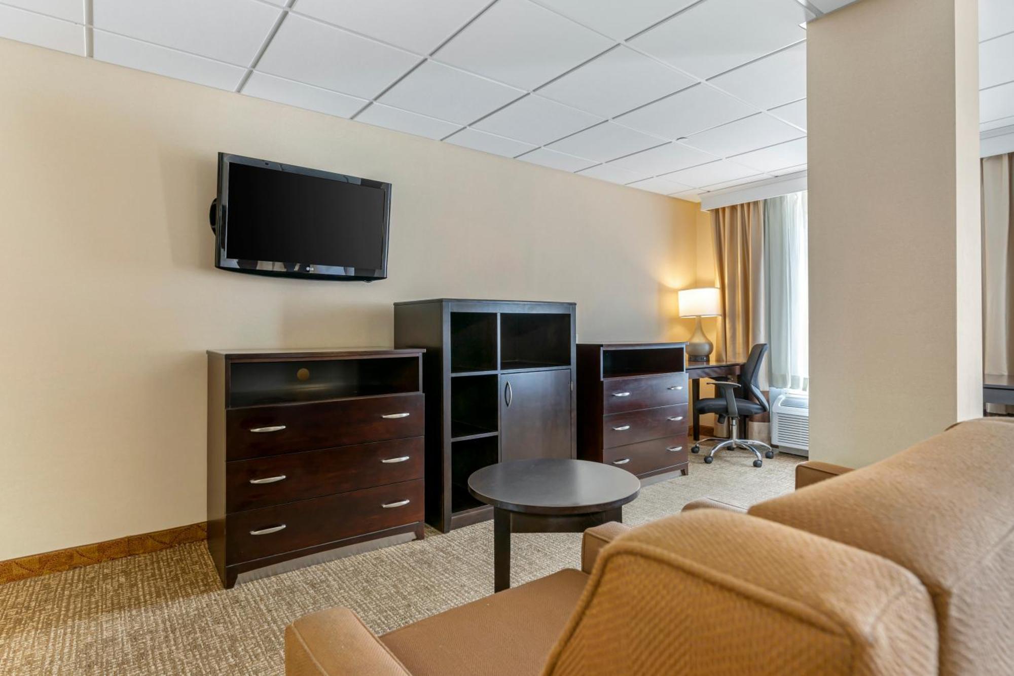 Comfort Inn & Suites Triadelphia Exterior photo