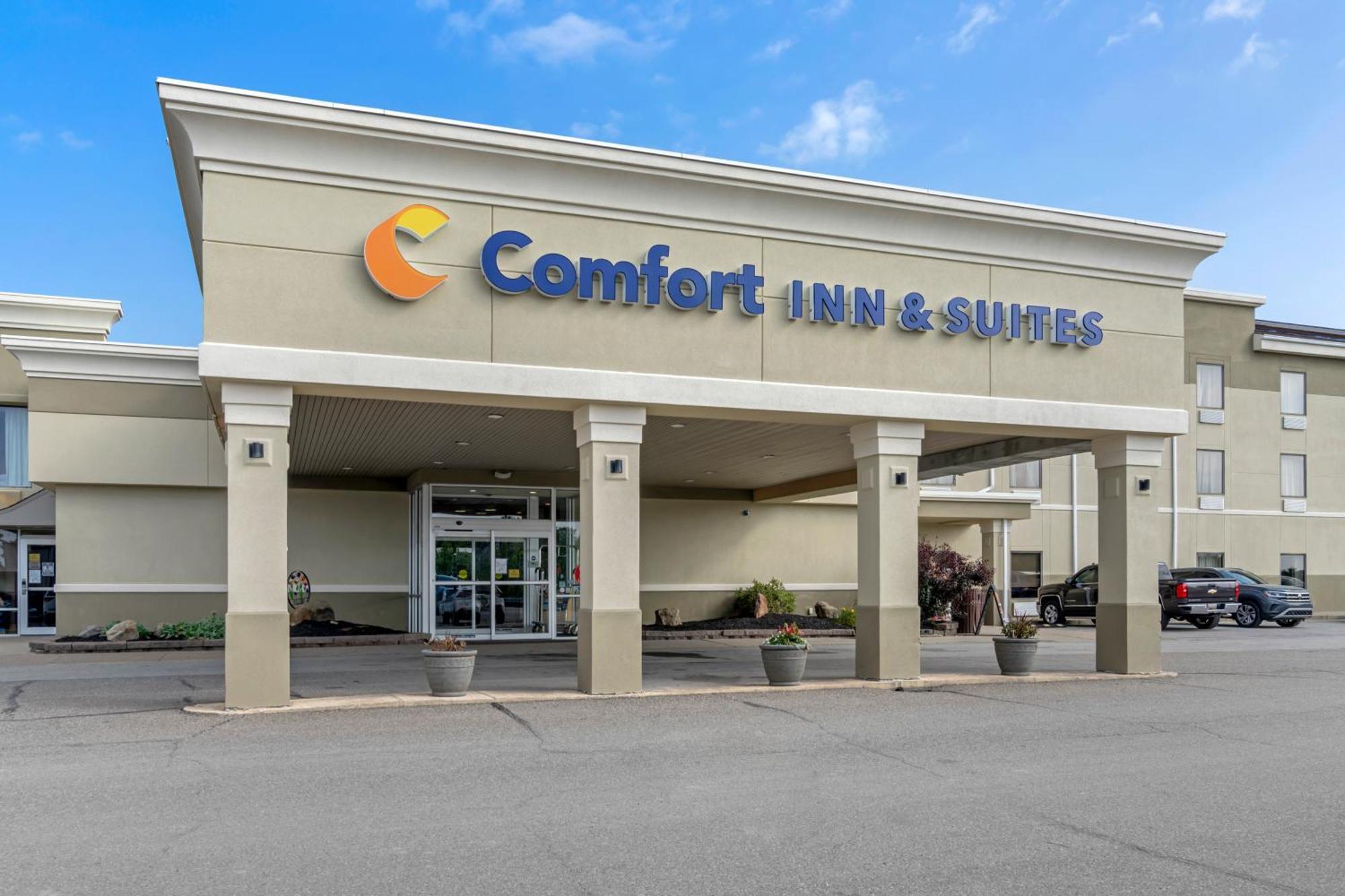 Comfort Inn & Suites Triadelphia Exterior photo